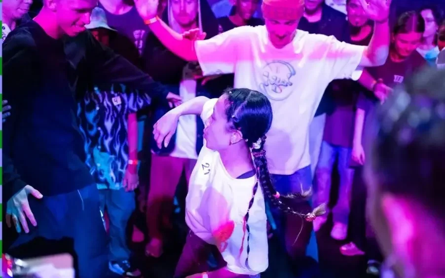 Personer som dansar tillsammans