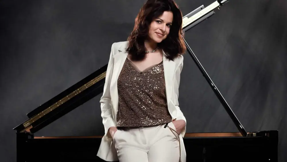 Kvinna framför piano