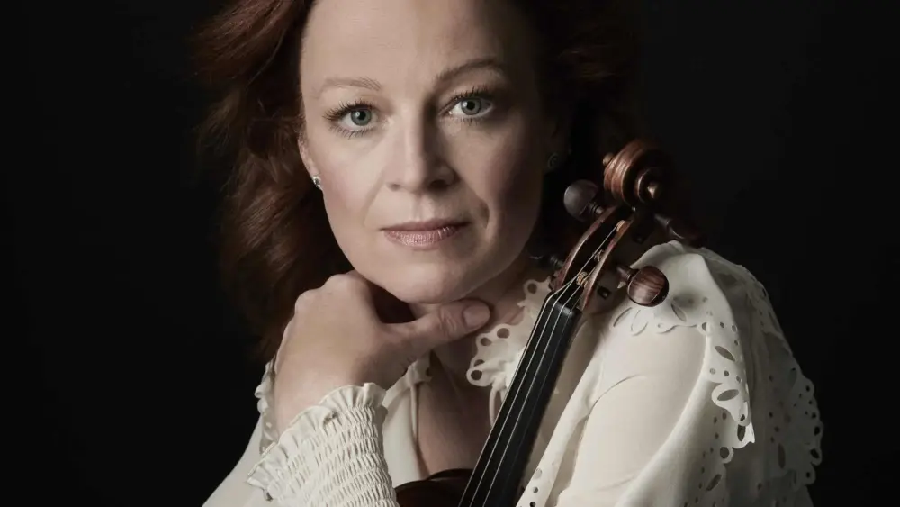 Kvinna håller en fiol
