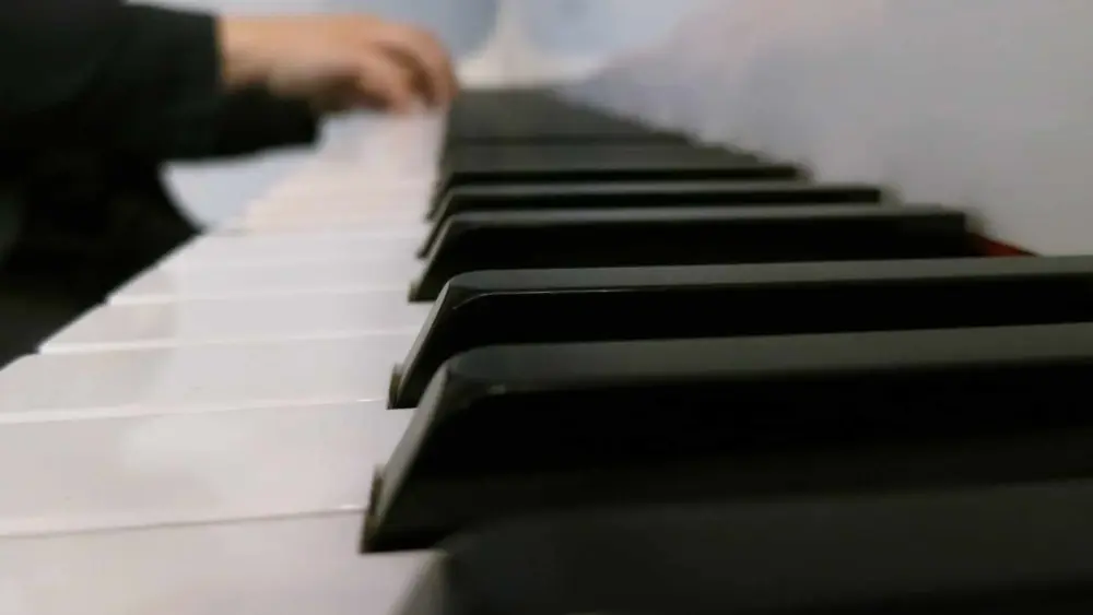 Närbild på ett piano
