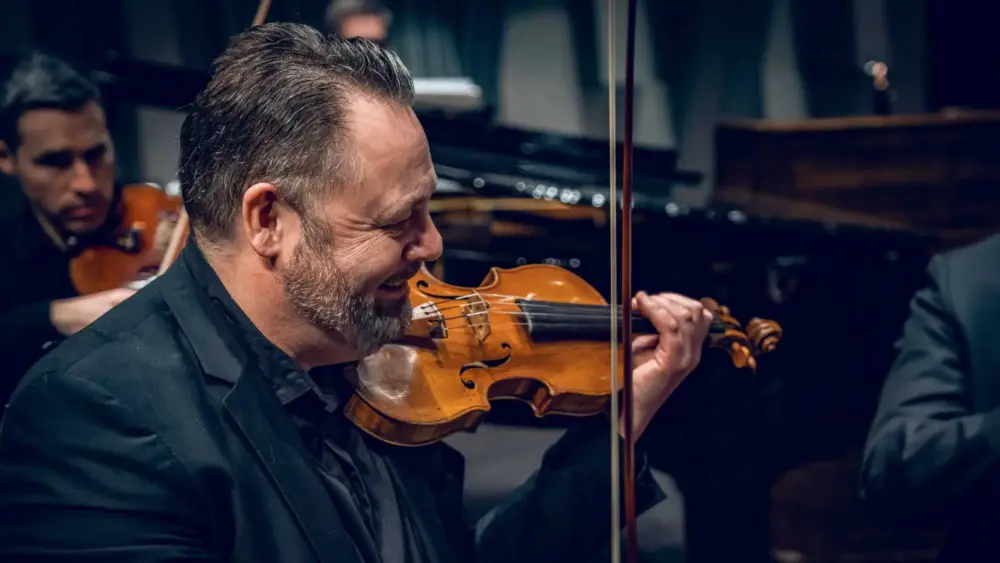 Man spelar stråkinstrument