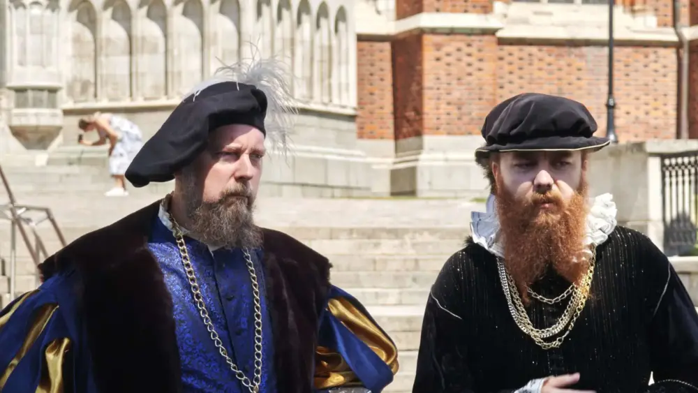 Guider klädda i historiska kläder