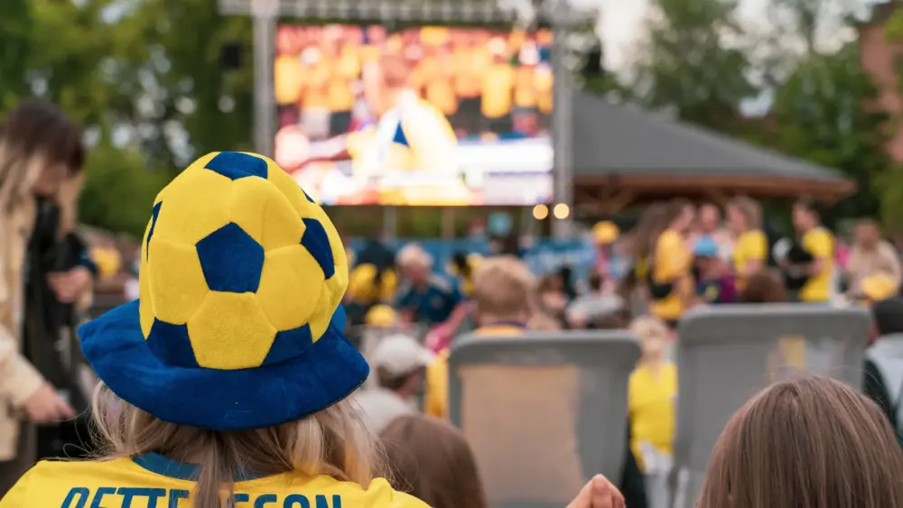 Publik som kollar på Fotbolls-VM på storbildsskärm på Arenatorget i Uppsala