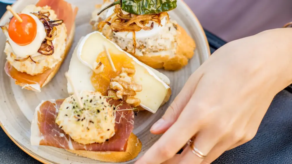 Varianter av pintxos på en tallrik
