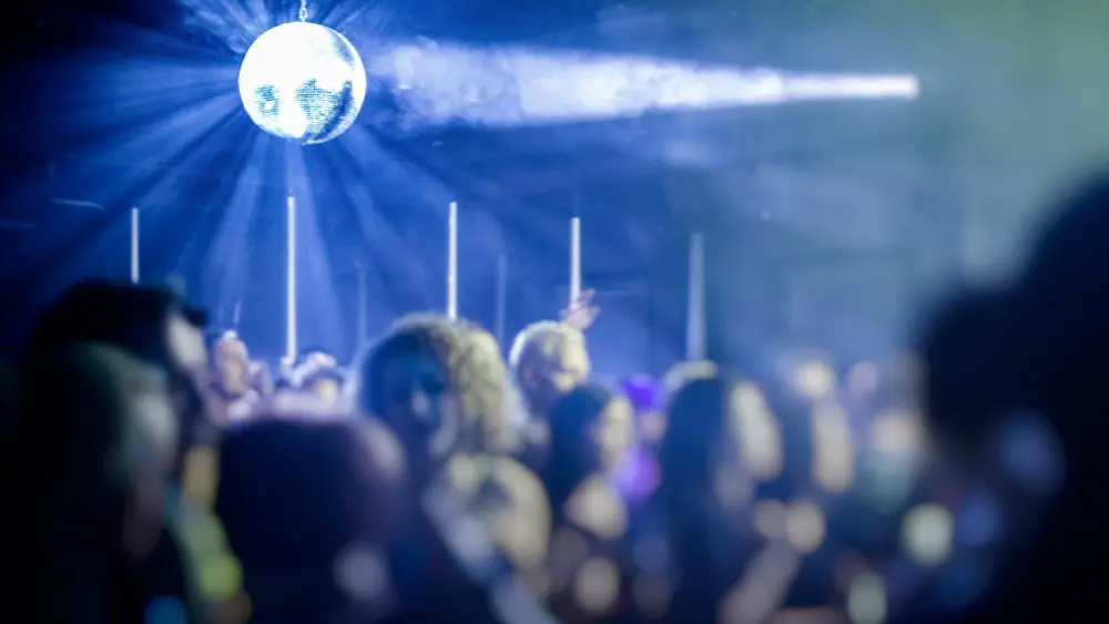 Människor dansar på en nattklubb