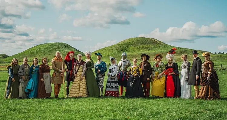 Personer i historiska kläder