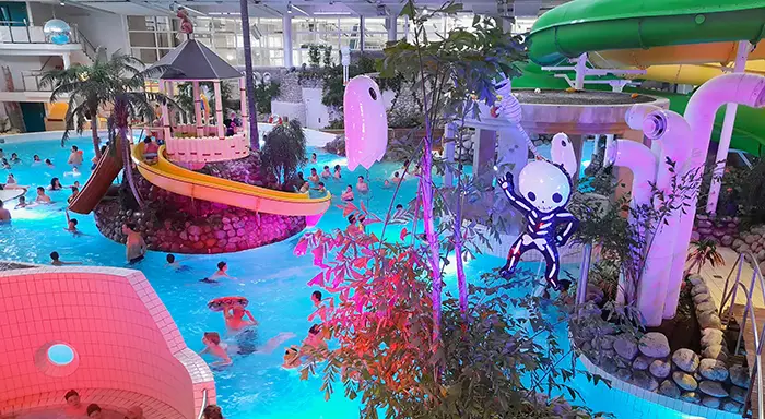En pool med ett uppblåsbart skelett