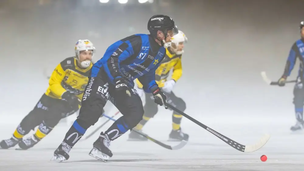 Personer spelar bandy på is
