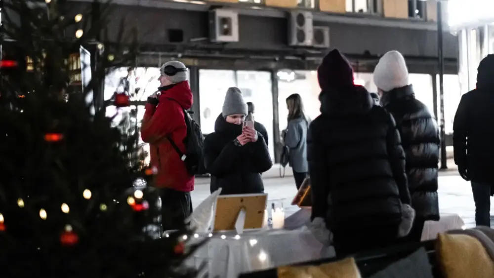 Personer besöker en julmarknad
