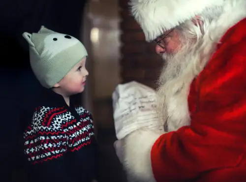 En tomte ger en present till ett barn
