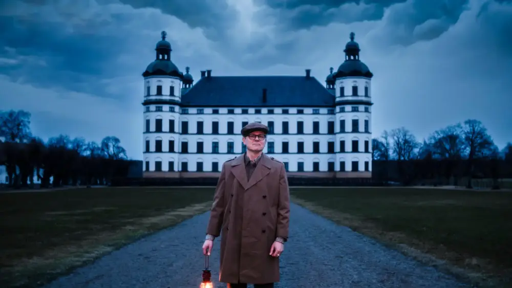 En man som håller i en lykta framör skokloster slott