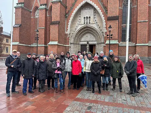 En grupp turister på guidad tur
