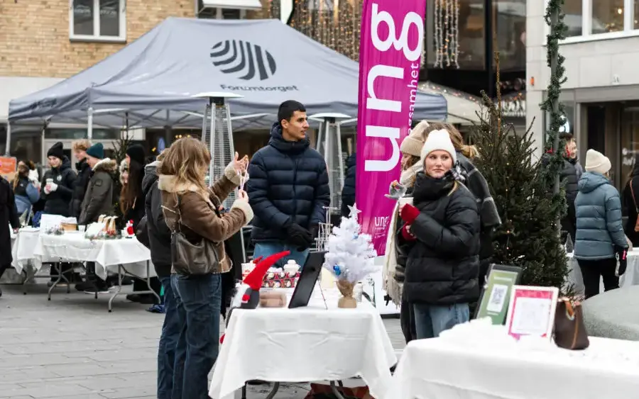 Ungdomar säljer saker på julmarknad