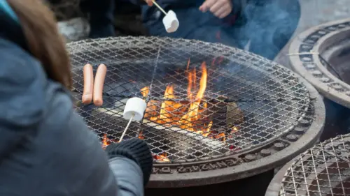 Personer som grillar korv